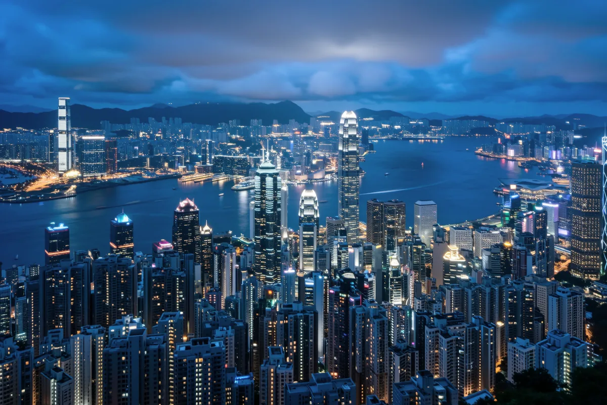 俯瞰香港維多利亞港，一條青色數據光帶延伸向海外